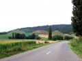 A megyei út felől nézve Mezőkirályfalva földpiramisok