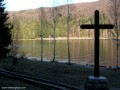 A tó az erdőből nézve Szent Joákim kereszt kápolna Szent Anna-tó
