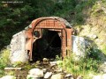 Felhagyott bányajárat felhagyott bánya bányaszáj leszpez lába Piscu Negru