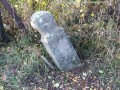 Régi, megdőlt sírkő Erdőfüle kopjafás temető