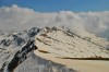 Kilátás a Carja-csúcsról keleti irányba, csipkézett hópárkányokkal Carja csúcs Páreng