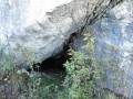 Barlang az írott kő aljában Írott kő